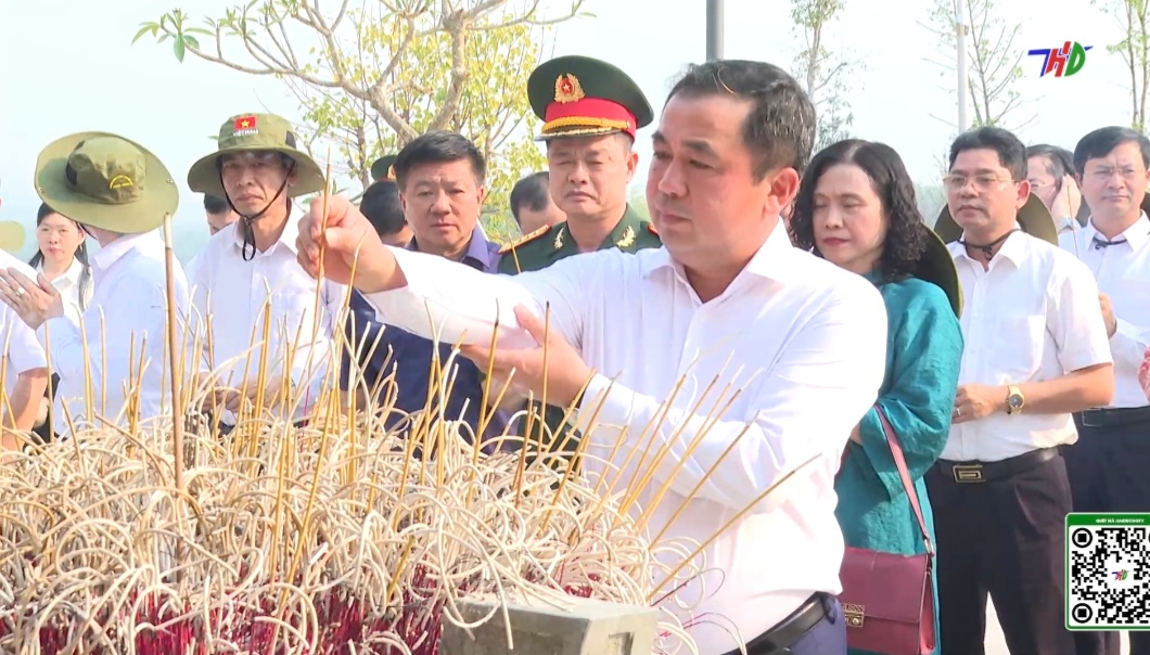 Lãnh đạo tỉnh Hải Dương dâng hương Đền thờ liệt sĩ tại Chiến trường Điện Biên Phủ